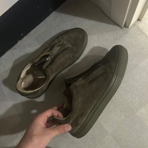 Axel arigato zip - Säljer ett par axel arigato skor i acceptabelt skick 