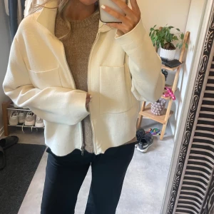 Jacka/kofta  - Säljer en vit kofta/jacka från Åhléns 