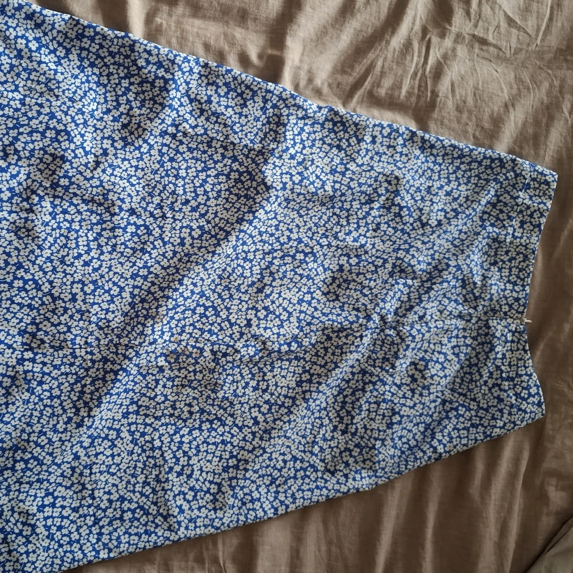 Blåvit blommig långkjol med slits - 2