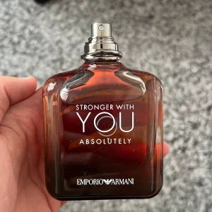 Stronger With You Absolutely parfym - Trendig parfym från Emporio Armani med stilren design. Perfekt för dig som vill sticka ut och visa din personlighet. Korken är lite sönder och sitter dåligt på parfymen därav de låga priset, men det påverkar inte doften eller något med parfymen att göra 