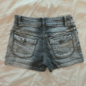 vintage 2000s shorts - meddela mig vid frågor! har ävrn fler shorts på min profil!