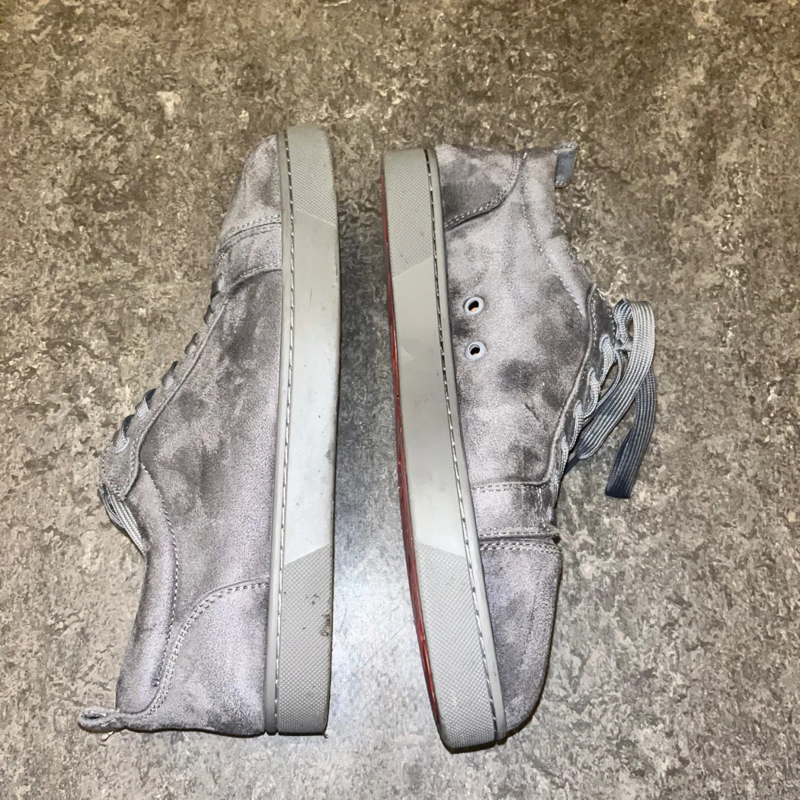 Loubs i Grå mockasneakers från Christian Louboutin - 1