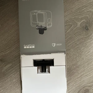 GoPro Magnetic Latch Mount (HERO13 Black) - Med Magnetic Latch Mount-fästet snäpper du enkelt din kamera på plats med en magnetisk dubbel-låsning. Tack vare den symmetriska designen kan kameran monteras i båda riktningarna.  Konstruktionen i metall säkerställer att kameran sitter stadigt även när du är i rörelse, vilket gör den till ett pålitligt tillbehör för alla dina äventyr.  Snabba fakta Magnetic Latch Mount: Magnetisk dubbel-låsning för snabb montering. Kompatibilitet: Alla GoPro-fästen. Material: Metall. Snabb fästning och frigörin