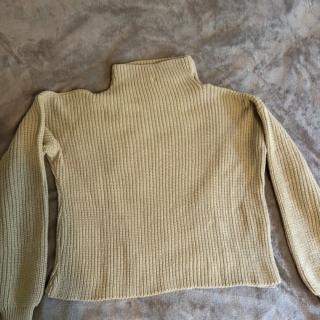 Beige stickad polotröja - 2