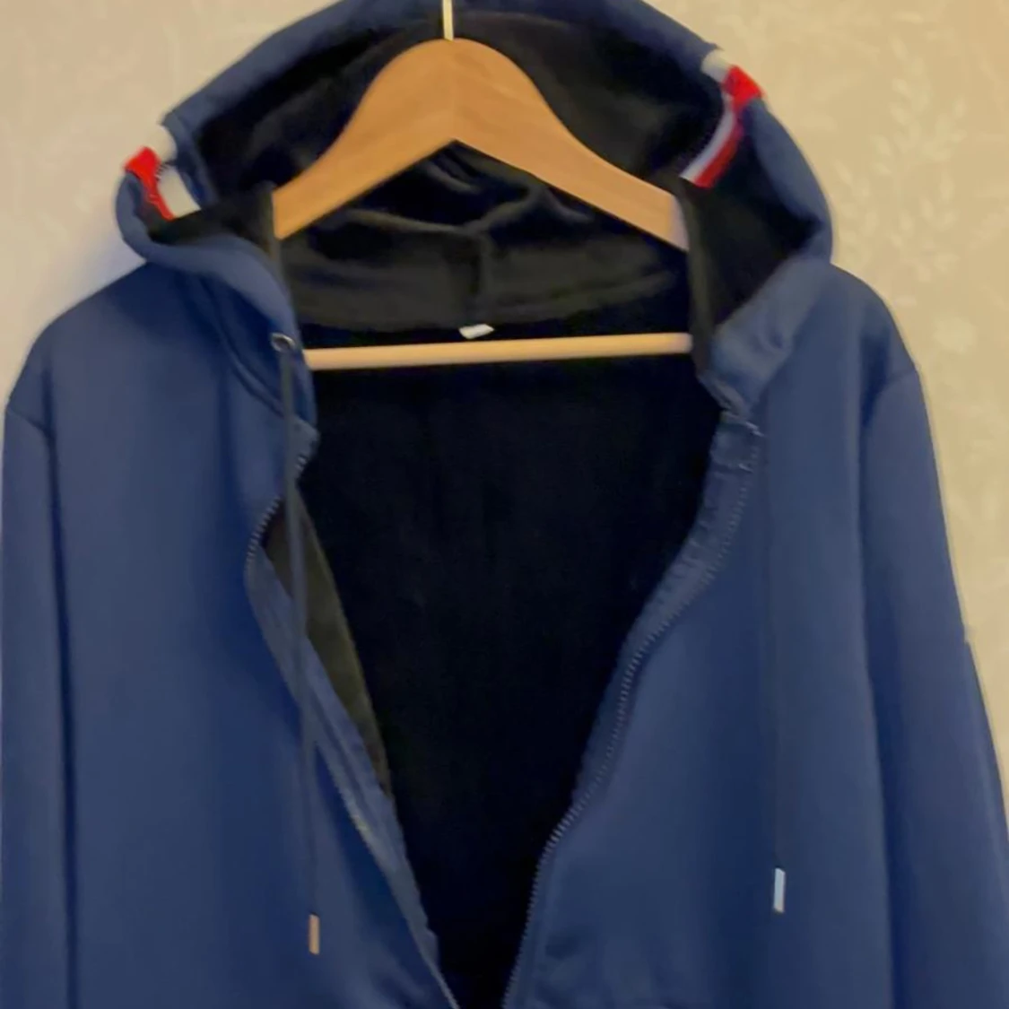 Marinblå  hoodie med dragkedja - 3