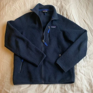 Patagonia fleece - Tja! Säljer fleecen eftersom jag vuxit ur den. Bästa plagget jag ägt. Riktigt snygg och galet skön. Storlek small, köpt på naturkompaniet för två vintrar sen för 1700. Skick 9/10. 