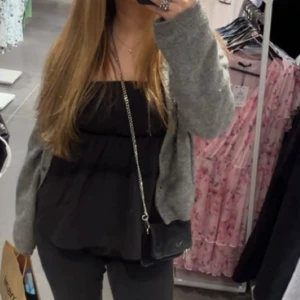 Hm stickad kofta - Hm stickad kofta storlek m men passar bättre nog S. Använd men syns nästan inte alls! Är i bra skick, skriv för mera foton osv. 💗