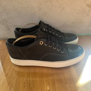 Lanvin  - Säljer nu dessa sjukt feta lanvinsen//strl 42 men passar även för 43//sicket är 8,5//hör av er vid frågor, fler bilder eller liknade🤩