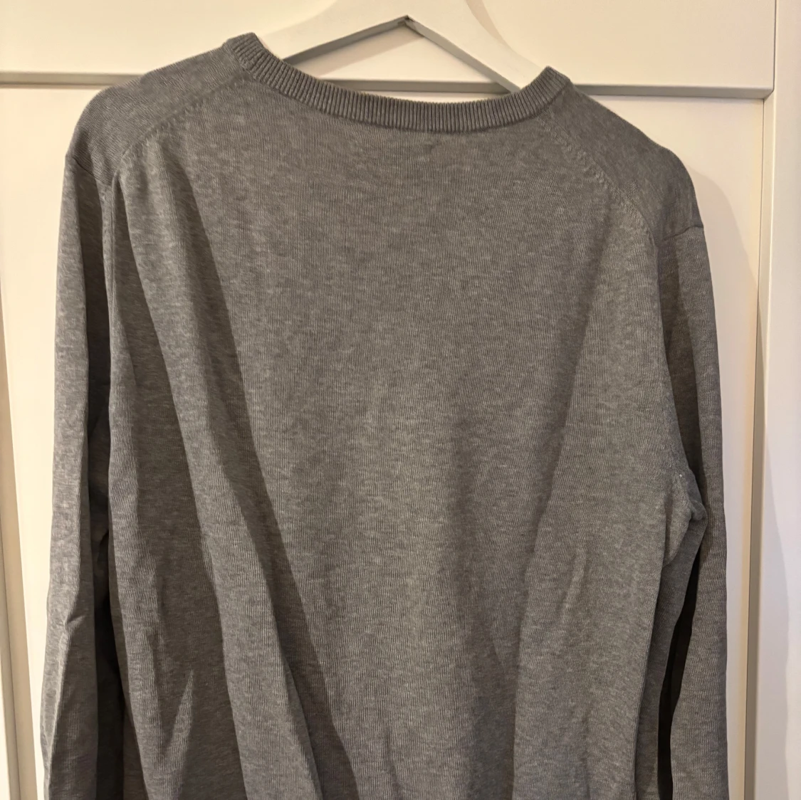 Grå stickad tröja med rund hals - 1