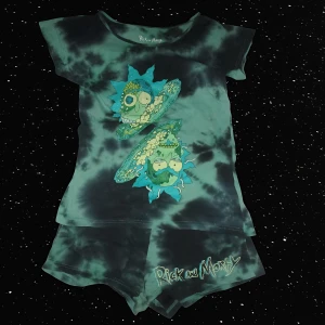 🛸Rick & Morty Tie-Dye Set🛸 - Tvådelat set med t-shirt och shorts i mörkgrön/svart tie-dye med Rick & Morty-print. Officiellt licensierat merch från Adult Swim 👽