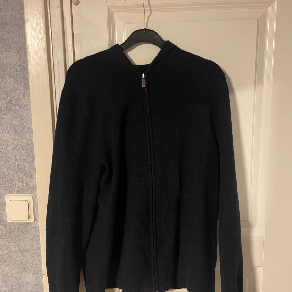 Mörkblå Kashmir zip från Lawrence grey  - 2