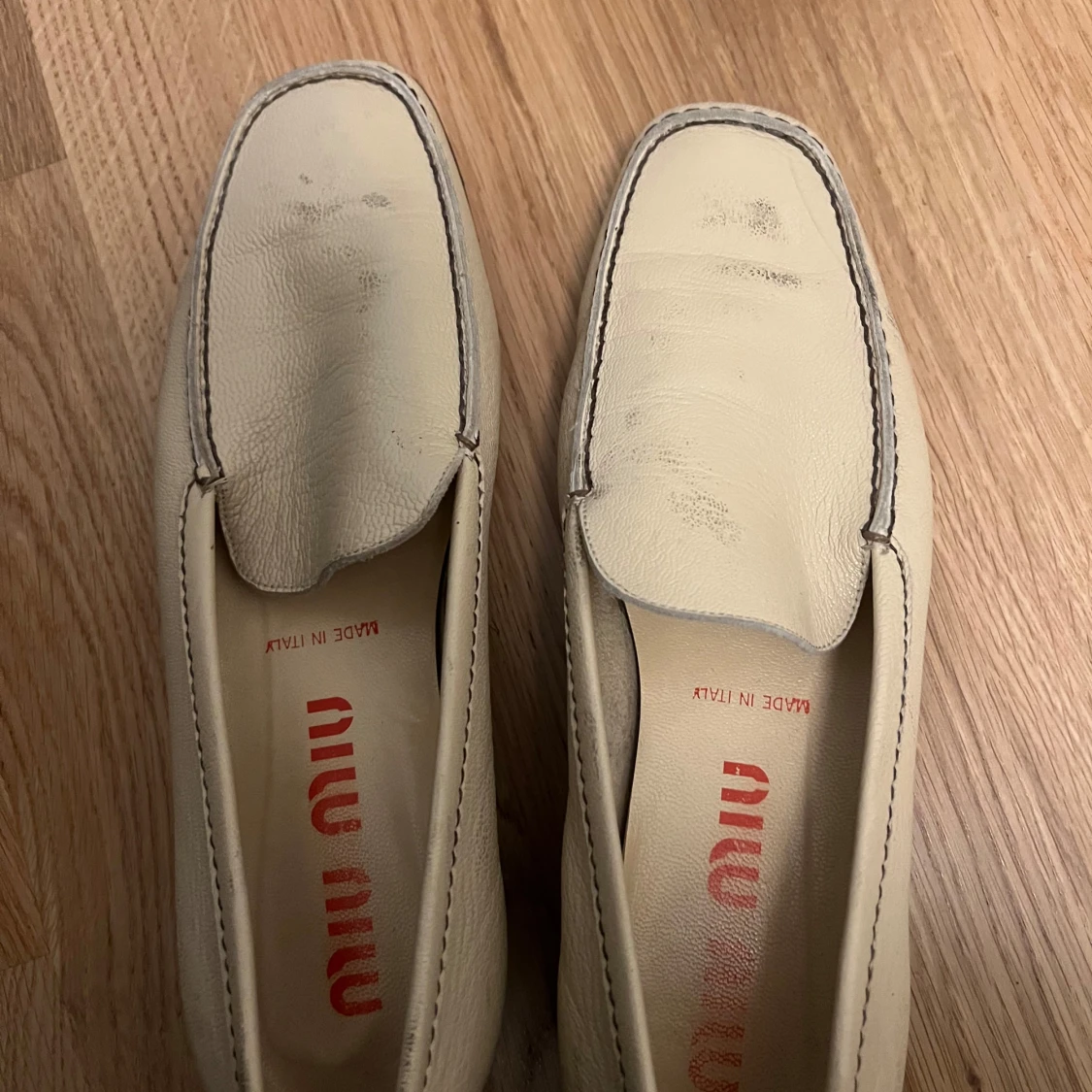 Beige vintage loafers från Miu Miu i skinn