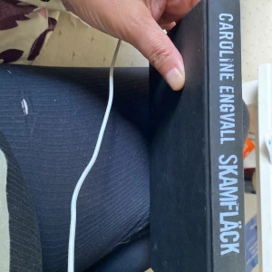 Skamfläck - En gripande bok om unga som tvingas hantera svåra erfarenheter och utsatthet. Genom berättelser om Nadja, Jocke och Sandra skildras ett Sverige vi helst blundar för. En stark och viktig läsning för dig som vill förstå mer om samhällets baksidor.