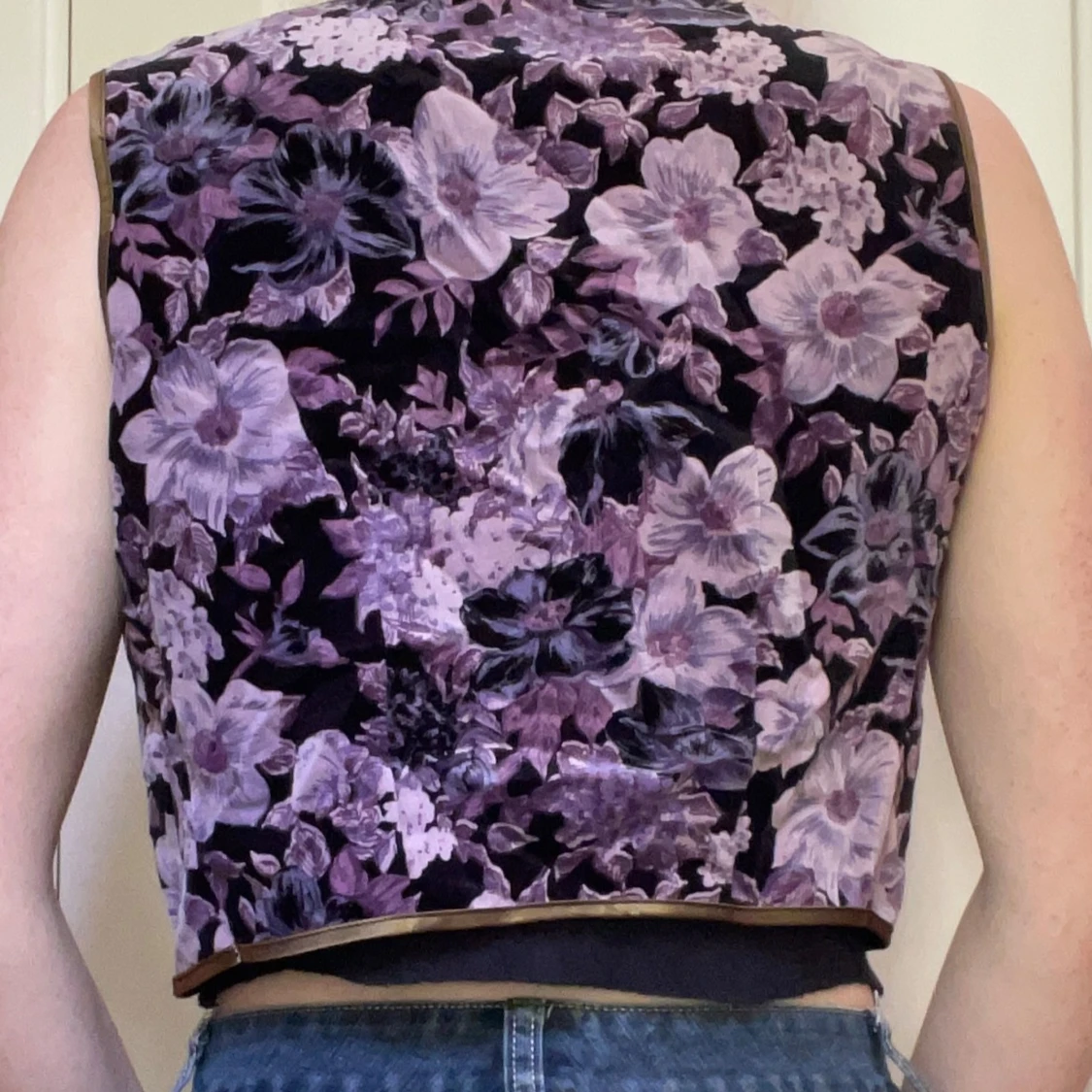 Lila blommig väst med guldkant - 3
