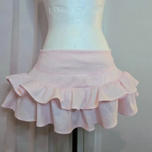 Coquette rosa kjol - Denna kjol är handgjord av mig! Den är gjord för att passa S/36🌸🎀 Skriv om du vill ha måtten eller vid andra frågor!💓