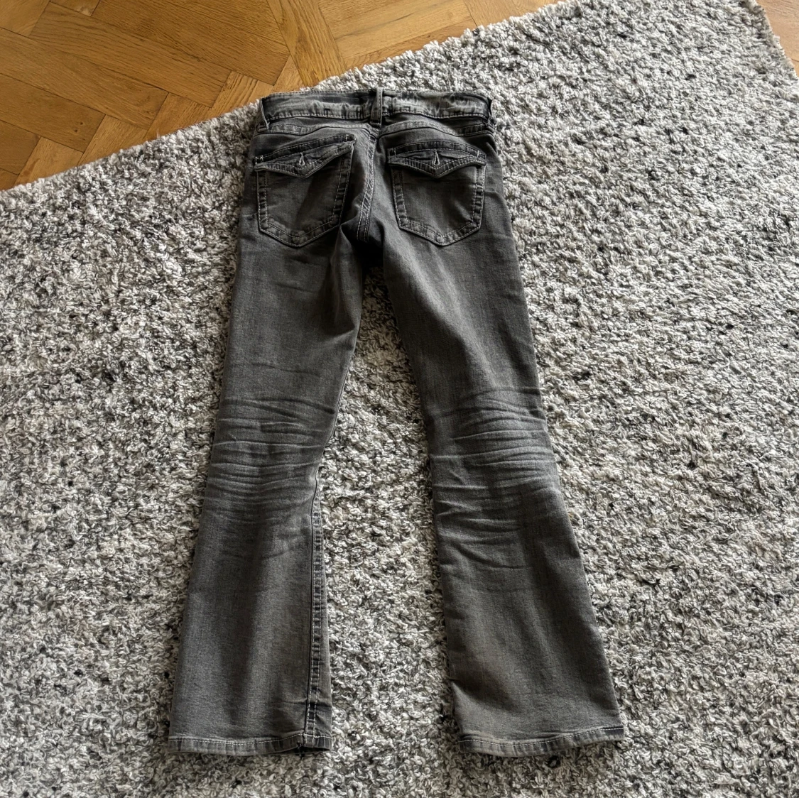 Grå bootcut jeans från Gina Tricot