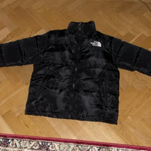 North face dunjacka för vinter - Storlek s för kvinnor men kan också användas till killar North face jacka använd bara 1 gång ute perfekt skick
