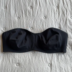 Oanvänd Svart bandeau bh från Wacoal - Snygg svart bh från Wacoal utan axelband. Materialet är mjukt och stretchigt. Det står storlek 70D men skulle säga en storlek mindre i kupa🫶🏻