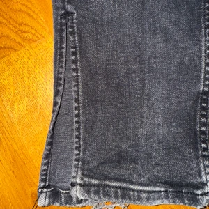 Svarta raka jeans från Zara, W26 - Snygga svarta jeans från Zara med raka ben och klassisk femficksmodell. Jeansen har hög midja och är tillverkade i ett mjukt denimtyg som ger en skön passform. Perfekta för dig som gillar en stilren och enkel look.
