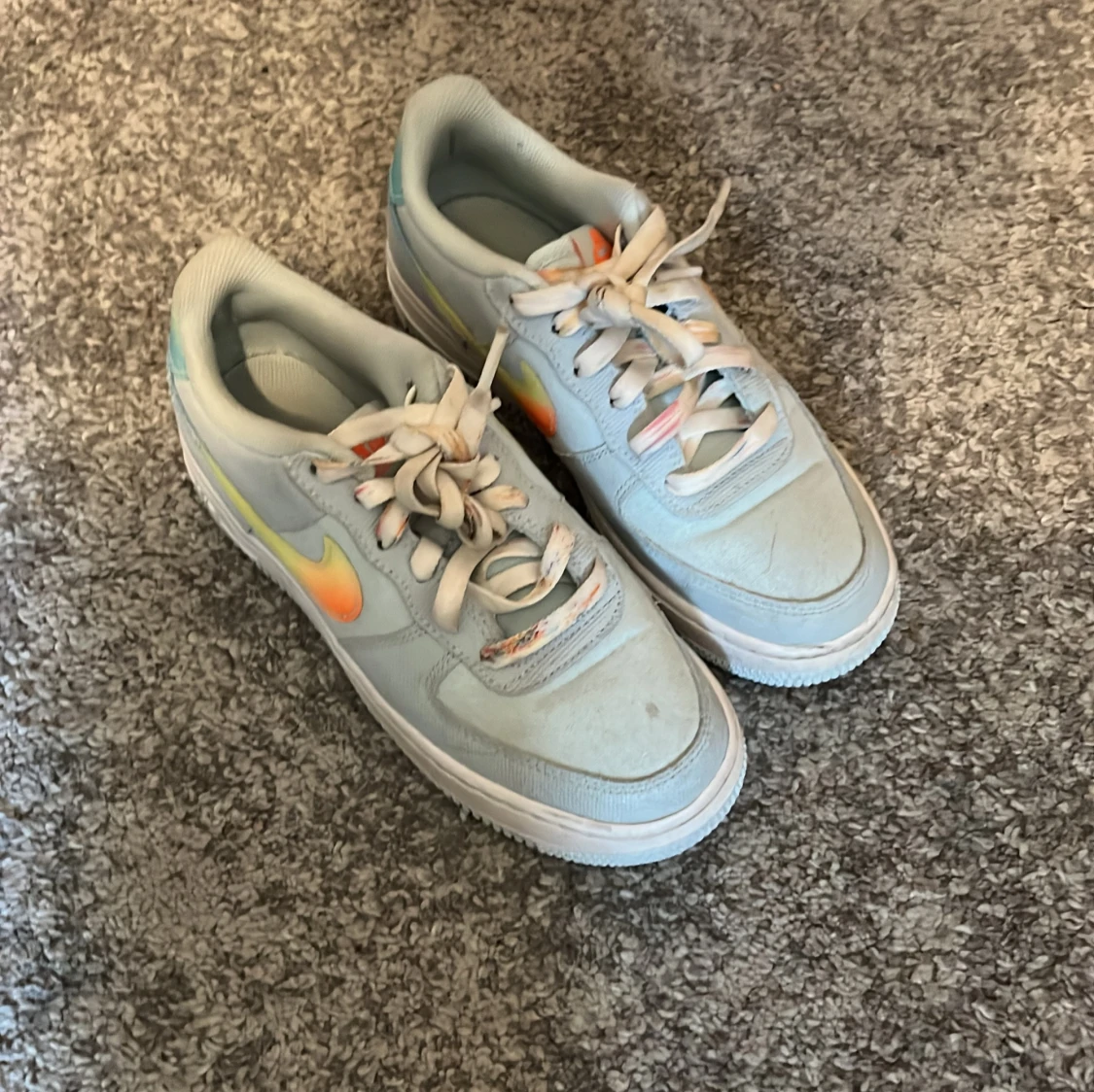 Nike Air Force 1 med färgad swoosh