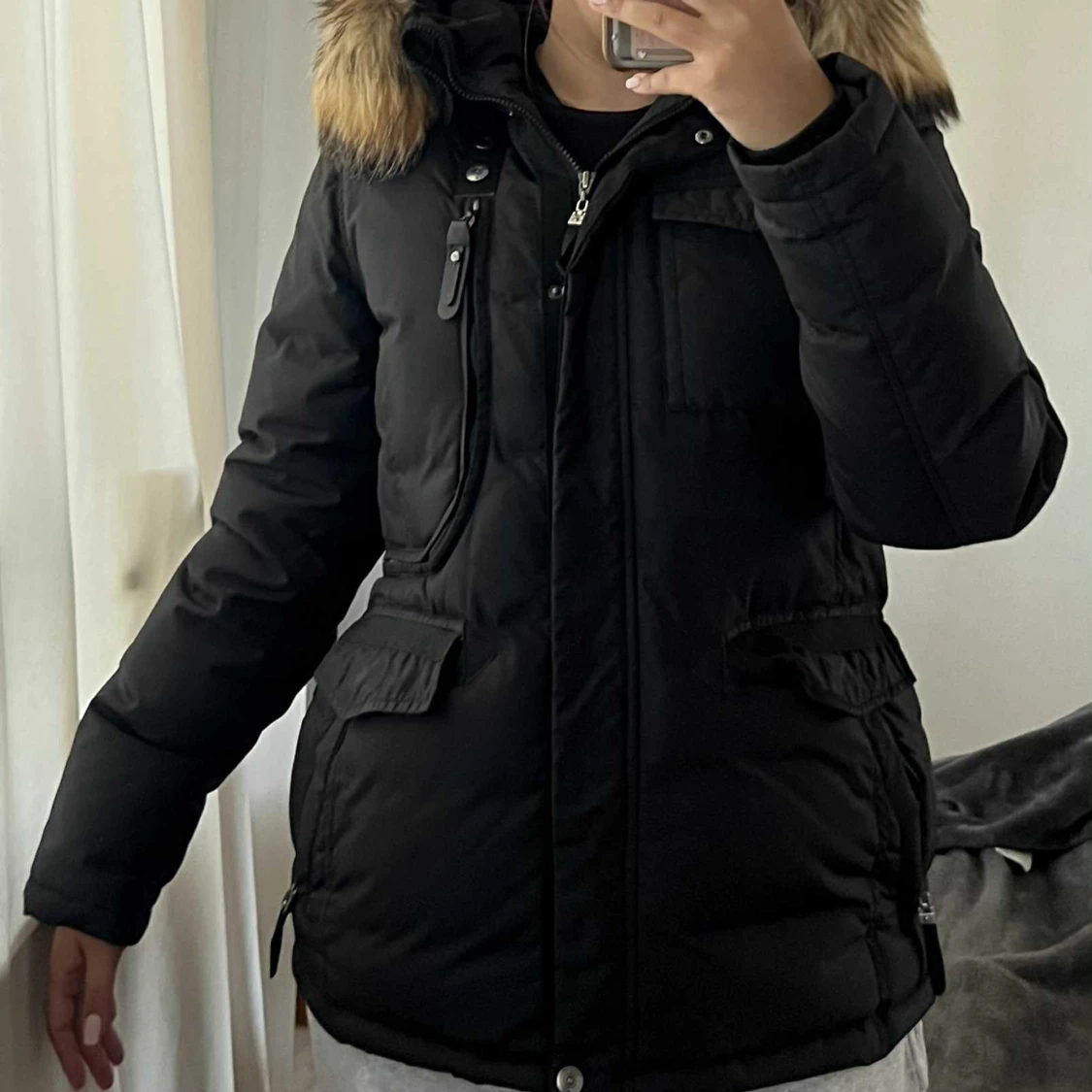 Svart Hollies dunjacka med päls - 2