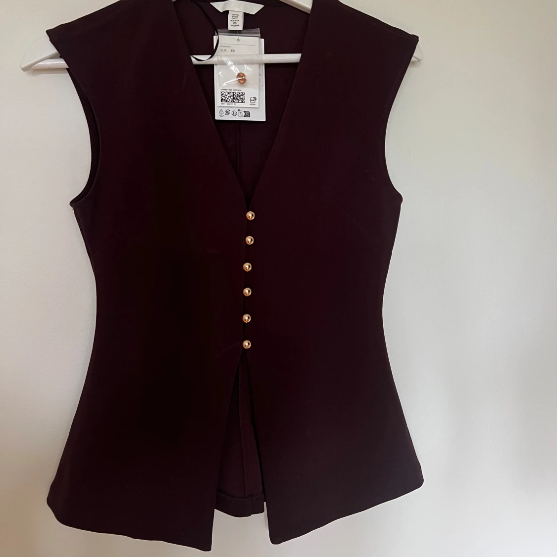 Vinröd väst med guldknappar H&M  - 1