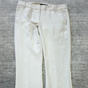 Kostymbyxor/Dress pants  - ✨Säljer dessa fina beiga kostymbyxor från BIKBOK✨ Färg🎨 : Beige Storlek📏: 38 Skick♻️: Som nya (endast använda få gånger) Pris💲: 150 kr