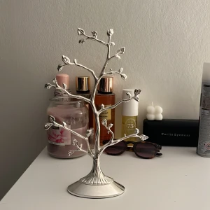 SmyckesTräd - säljer ett SmyckesTräd, vet ej varifrån det är men nytt skick och väeligt fint!