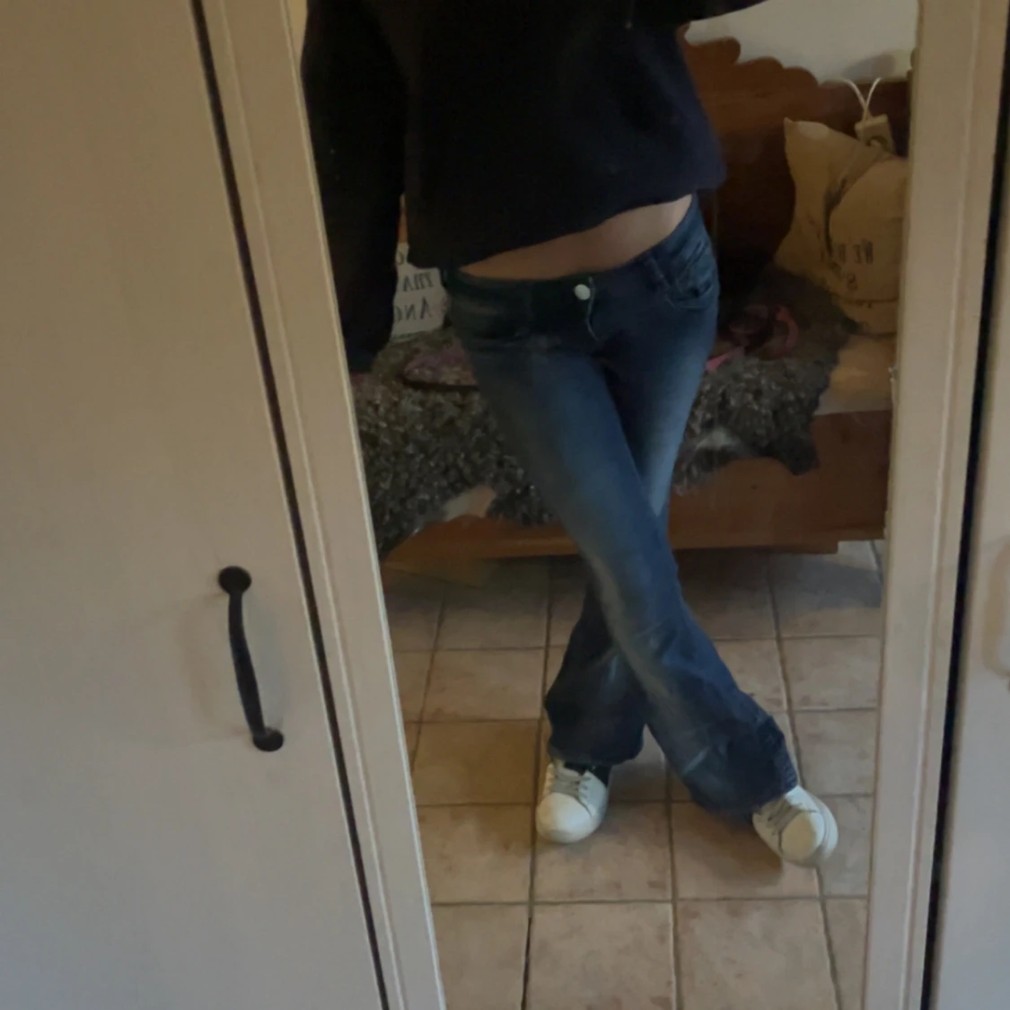 Blå bootcut jeans låg midja