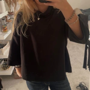 Svart polotröja  - Super fin trekvartsärm tröja med krage från carin wester i storlek xs, den är lite oversized i storleken 😊
