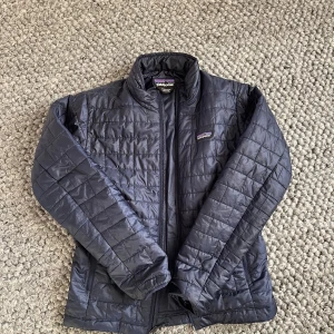 Patagonia Dunjacka - Tja, säljer Patagonia dunjacka. Skick 10/10✅Strl S. Passar dig bäst som är ca 170-180cm. Självklart äkta✅Köpt i Canazei Italien. Bara att höra av sig vid frågor!