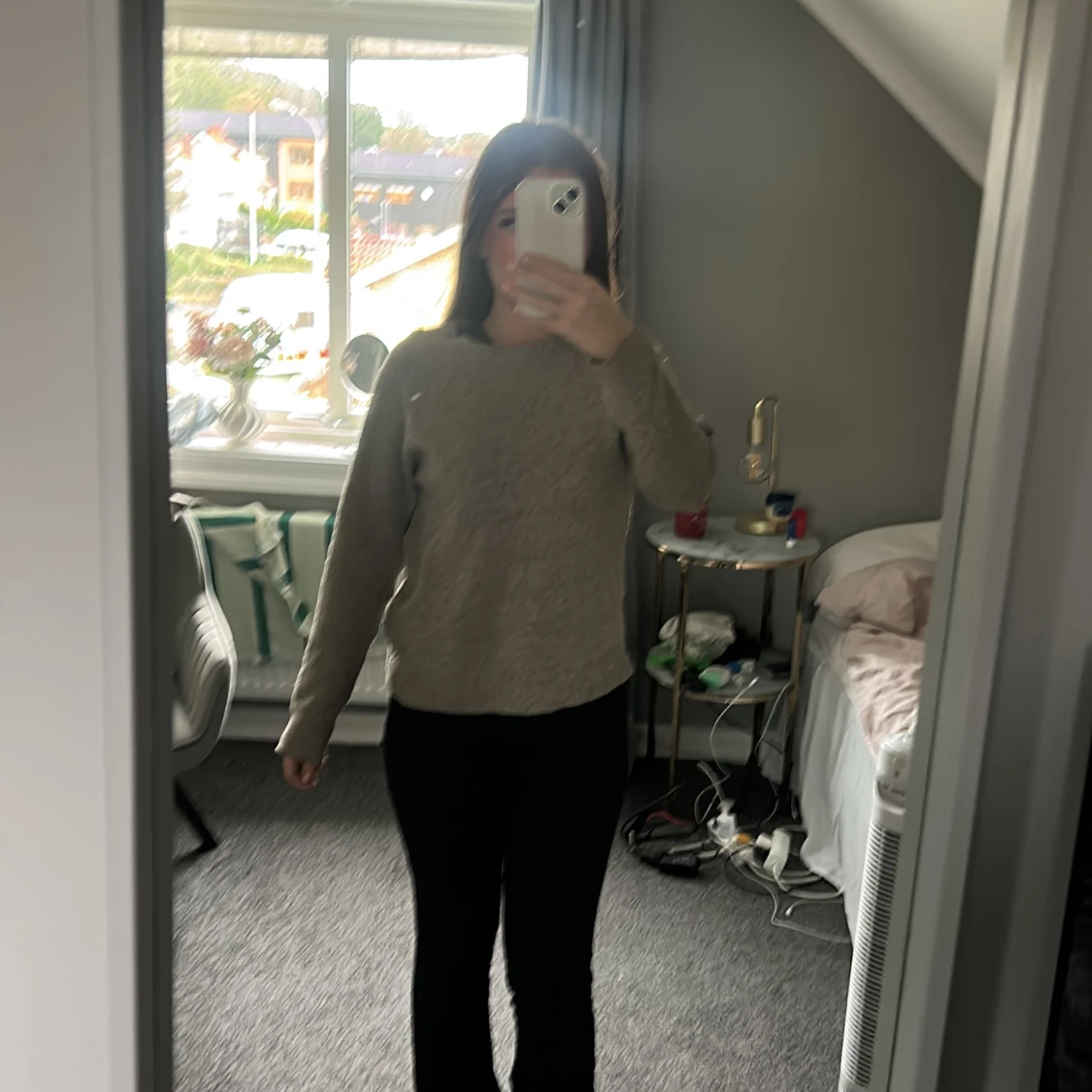 Beige stickad tröja med rund hals