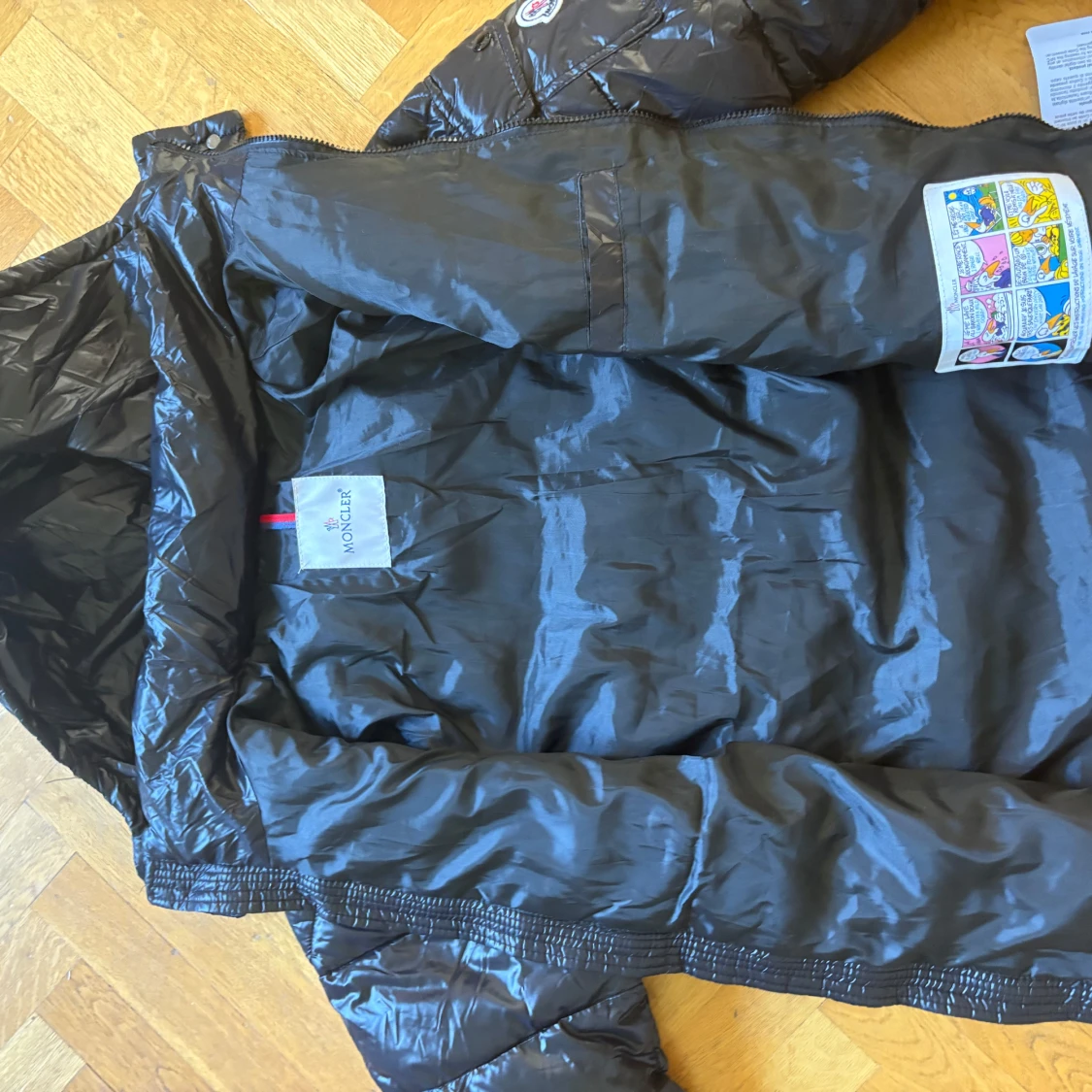 Svart Moncler pufferjacka med huva - 1