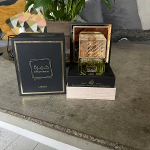 Lattafa Khamrah EdP 100ml - Khamrah från Lattafa i en lyxig förpackning. Eau de Parfum, 100 ml. Perfekt för dig som vill sticka ut med en unik doft. Snygg design och exklusiv känsla. Det är runt 95 procent kvar