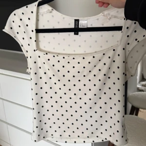 Prickig topp  - Vit topp med prickar, har används max 5 gånger men utan tecken på användning🥰