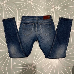 Blå TOS jeans - Säljer ett par klassiska blå jeansbyxor från Tiger of Sweden, i modellen Rex, med en slim/rak passform. Storlek 29/32. Jeansen har en skön tvätt och är i mycket bra skick. Skriv gärna vid minsta fundering🤙🤙