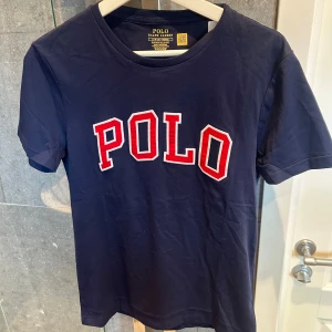 Mörkblå Polo Ralph Lauren t-shirt - Snygg mörkblå t-shirt från Polo Ralph Lauren, passar 180 cm perfekt, helt ny och så ge gärna pris förslag! 