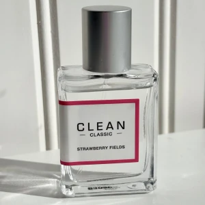 Clean Classic Strawberry Fields 30 ml - Clean Classic Strawberry Fields, 30 ml. Kommer i originalförpackningen. Har givetvis förvarats mörkt och svalt. 