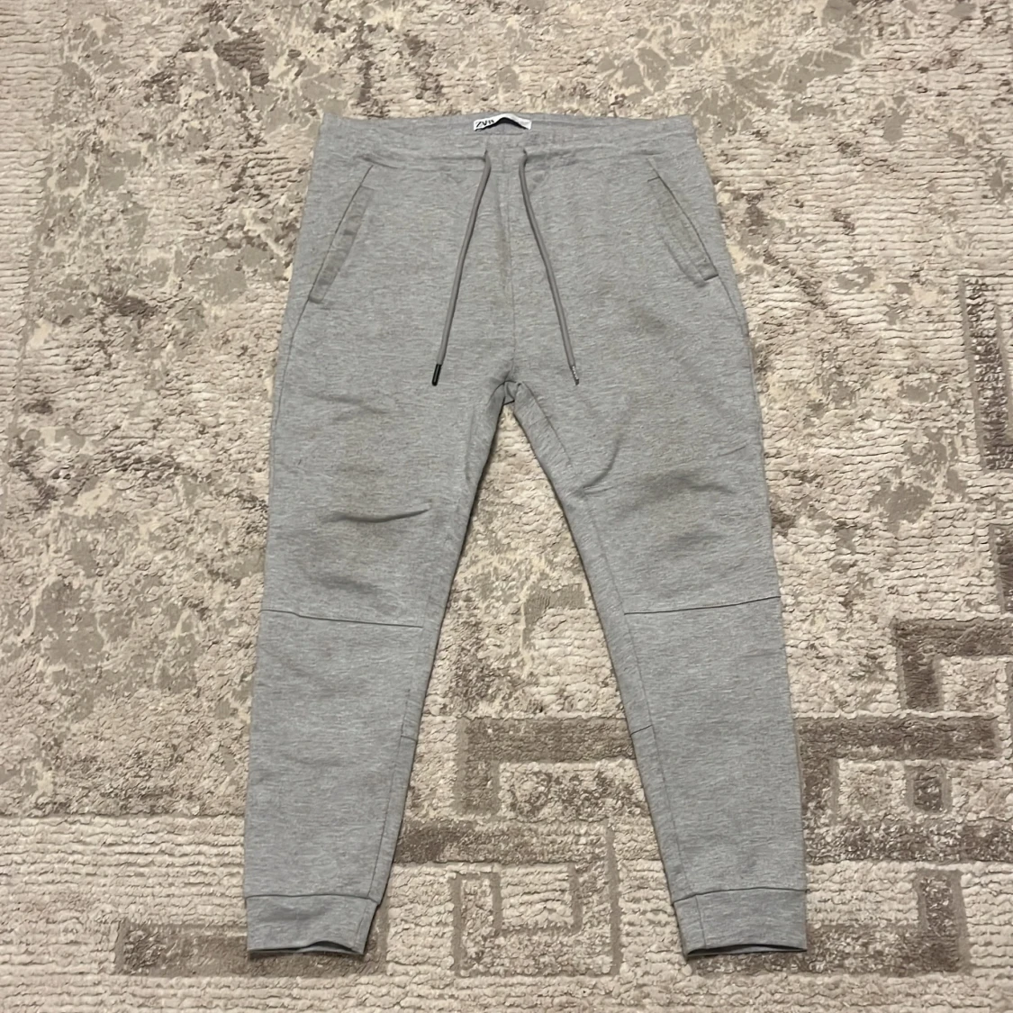 Grå mjukisbyxor från Zara med snörning