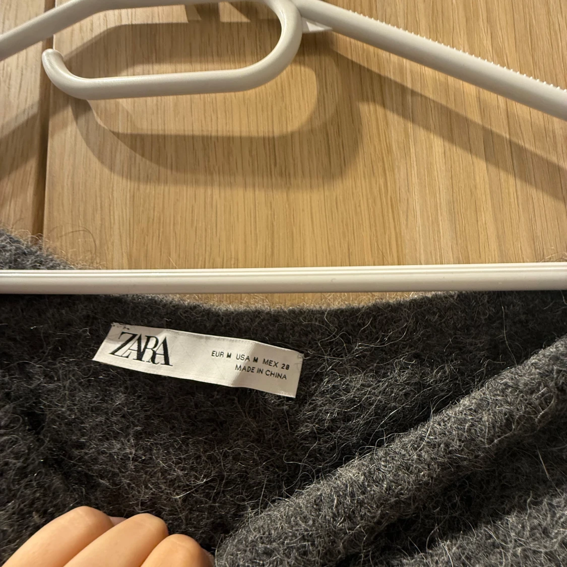 Grå stickad oneshoulder-top från Zara - 3