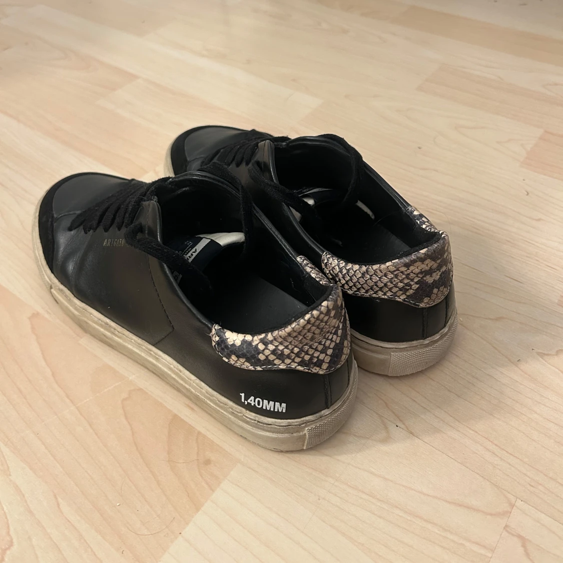 Svarta sneakers från Axel Arigato - 1