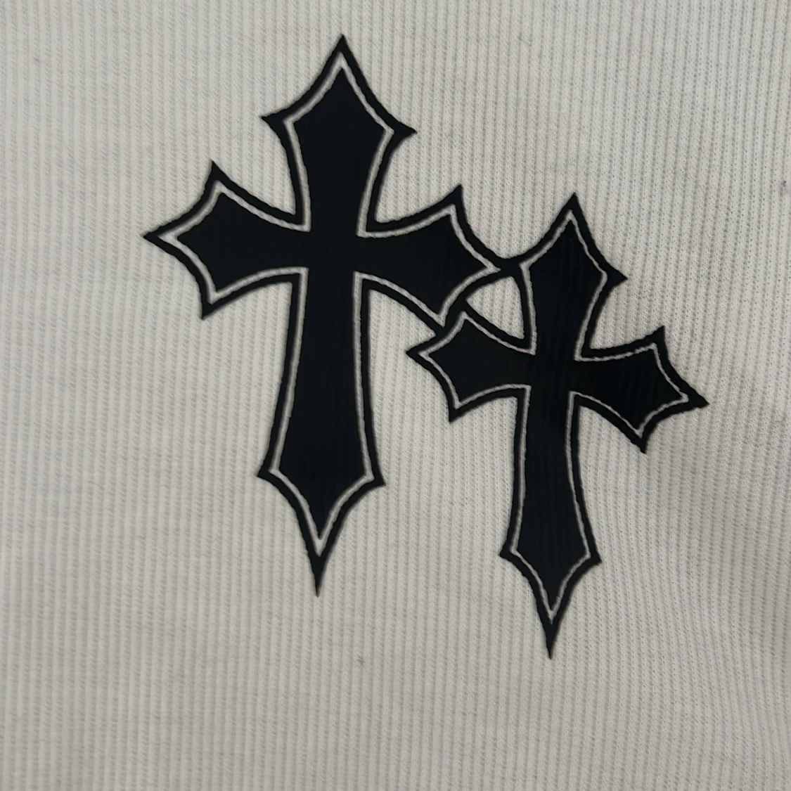 Vit långärmad topp med kors  - 3