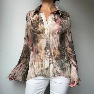 Mönstrad Skjorta - • Printed plissé pleated long sleeve shirt. Green and pink  • SIZE - Fits XS-M • BRAND - Lili Chic Paris • MATERIAL - 100% Polyester