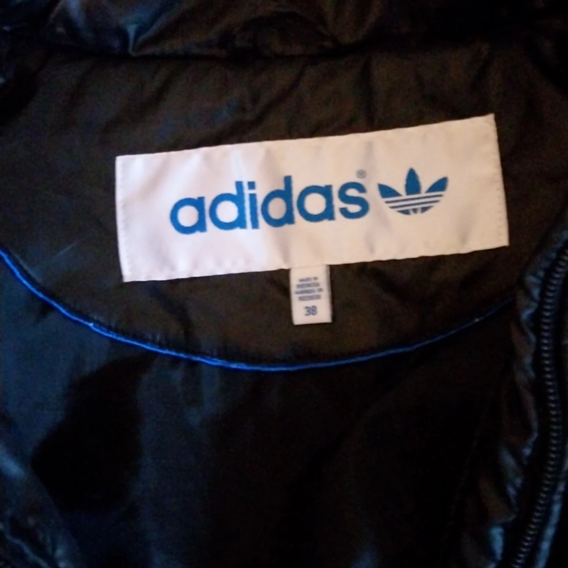 Svart quiltad pufferjacka från Adidas - 2