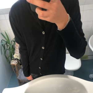 Dressmann stickad cardigan  - Tja! Säljer en fet stickad cardigan från Dressmann. Skönt material och najs passform. Storlek M passar S. Hör av dig vid funderingar!