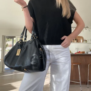 Svart stickad tröja  - Svart stickad polo tröja utan ärmar!! Så så snygg och i väldigt fint skick😍😍