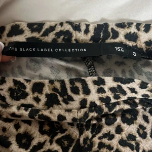 Leopardmönstrade byxor Black Label S - Leopardmönstrade 🤎byxor från The Black Label Collection i storlek S. Byxorna har blivit lita trasiga nertill men det är inget man tänkte på