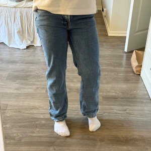 Blå raka jeans med broderad bakficka - Säljer ett par blå jeans med rak passform och normal midja. Jeansen är ifrån Nudie Jeans Co, nypris var ca 1200kr, de är knappt använda💕💕