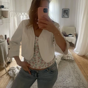 Vit trekvarts bolero  - Så snygg och cool🥹🥹🥹❣️Står att det är stl 46 men det är det definitivt inte utan mer än 40