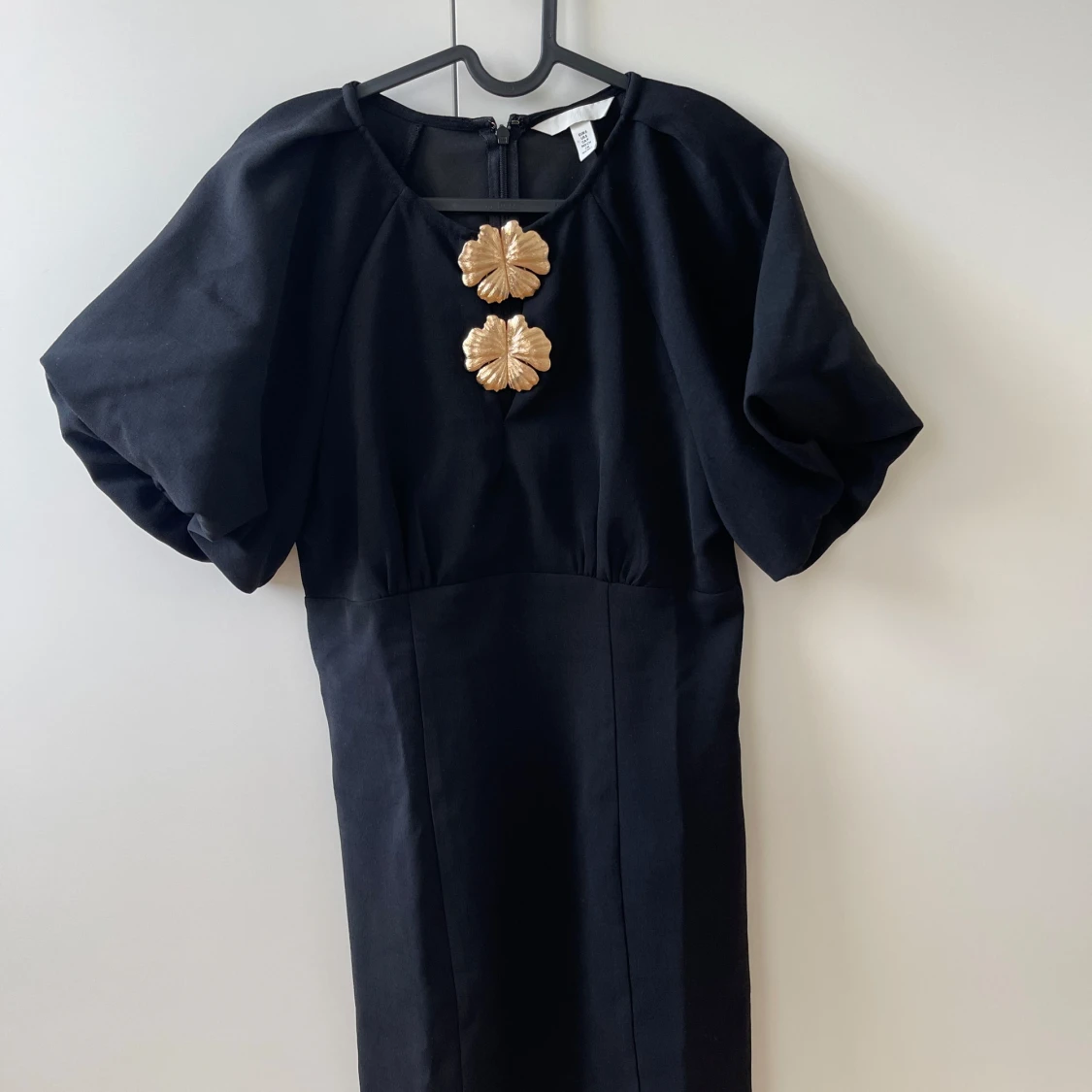 Svart kort klänning med puffärm H&M